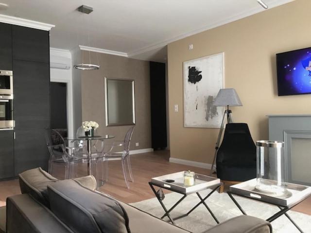 Lazare Maison De Maitre , Appartements De Standing Avec Parking Privatif A Seulement 7 Minutes A Pied Du Centre Historique De بزييه المظهر الخارجي الصورة