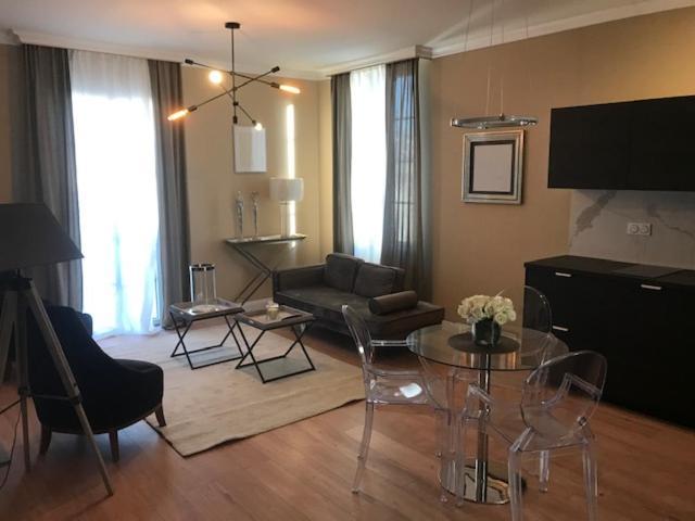Lazare Maison De Maitre , Appartements De Standing Avec Parking Privatif A Seulement 7 Minutes A Pied Du Centre Historique De بزييه المظهر الخارجي الصورة